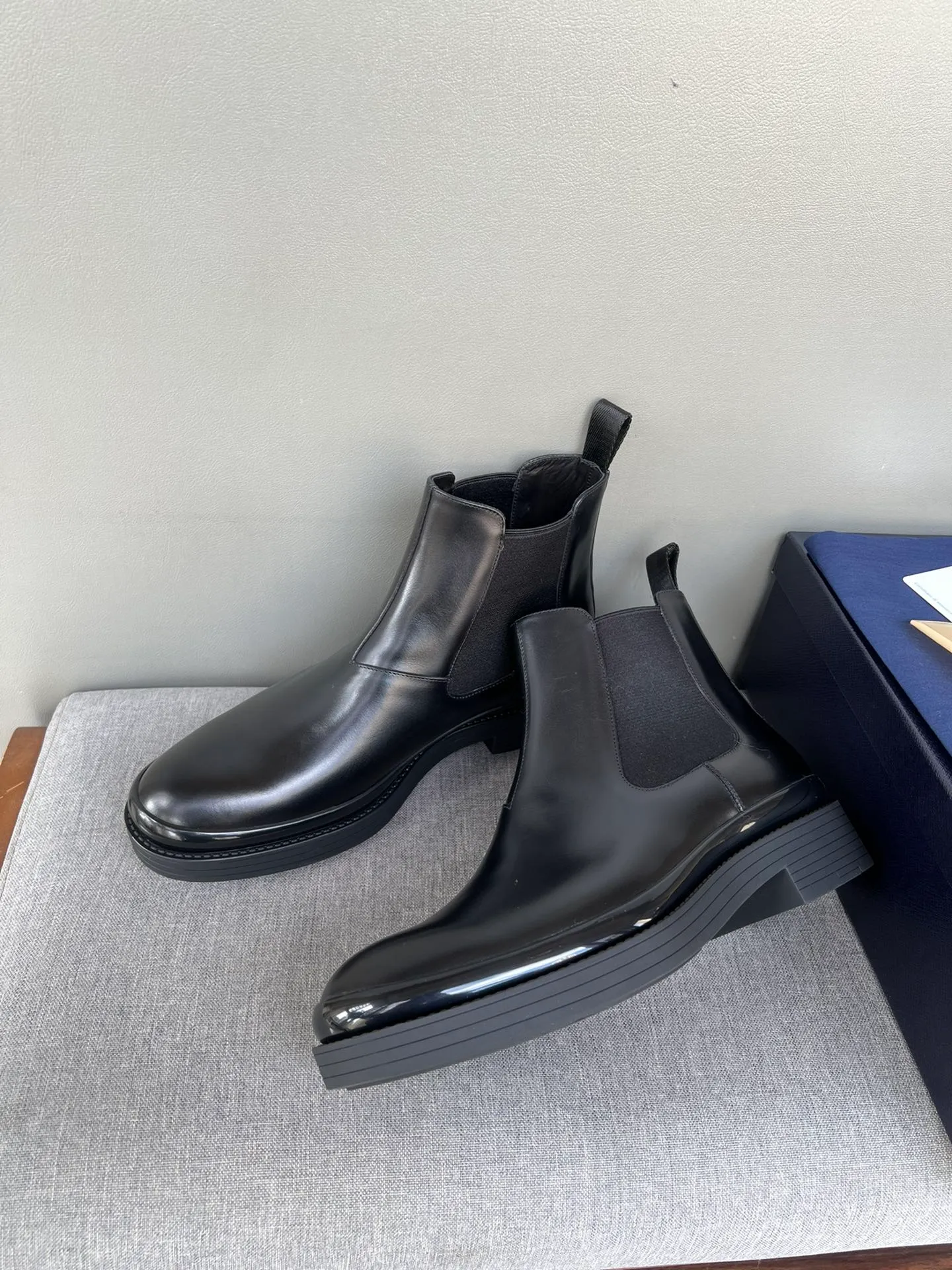 Batch of 1000💰Exclusive hot-selling new Prada Chelsea thick-soled men's shoes, naked boots, imported calf leather on the surface, cow leather on the lining, the outsole is made of private model TPU material, the frosted effect is consistent with the original version, 39-44 in stock (38, 45 custom-made, non-refundable)